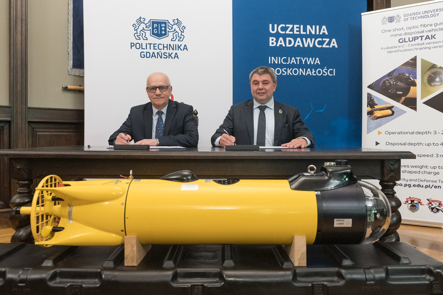 Podpisanie umowy pomiędzy Politechniką Gdańską a Ośrodkiem Badawczo-Rozwojowym Centrum Techniki Morskiej. Fot. Bartosz Bańka/PG.