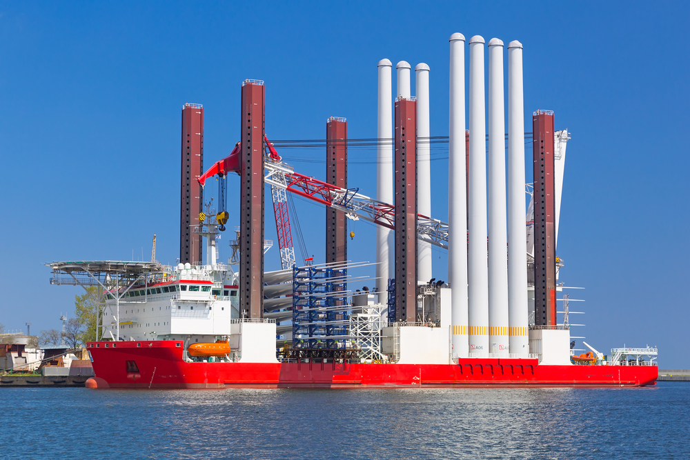 Duże elementy składowe turbin są transportowane na obszar farmy wiatrową drogą morską, gdzie następuje instalacja. Służą do tego specjalne statki instalacyjne typu jack-up (fot. Patryk Kośmider/Photogenica)