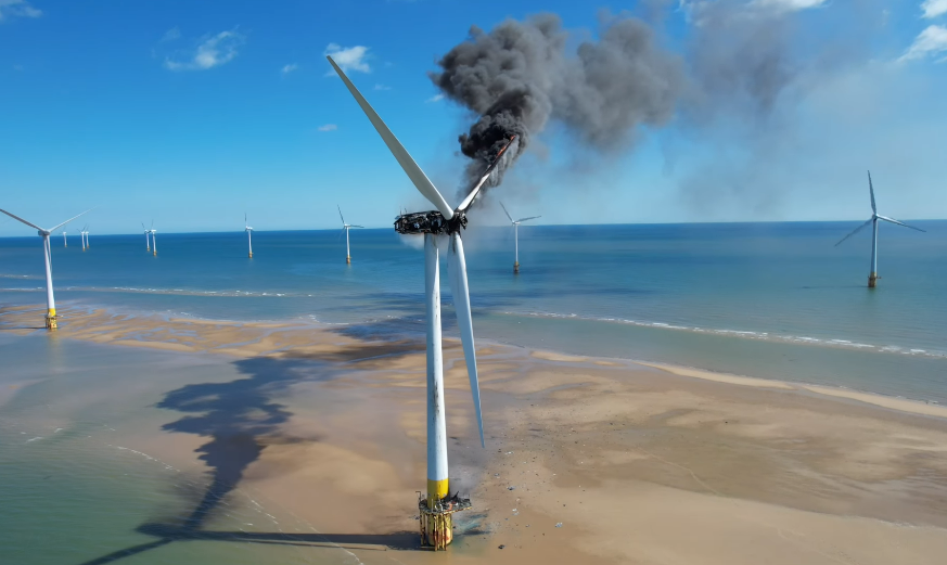 Płonąca turbina na MFW Scroby Sands, fot. Oliv3r Drone Photography