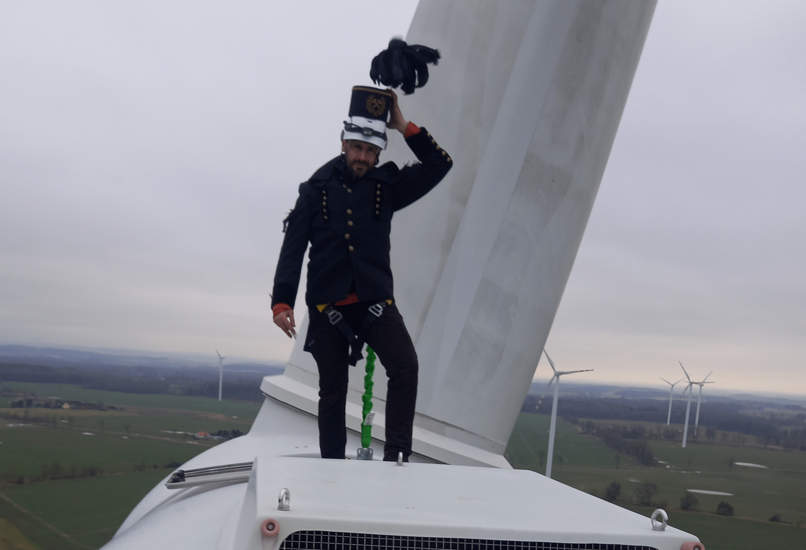 Branża wiatrowa czeka na górników Górnik na instalacji wiatrowej, fot. PSEW