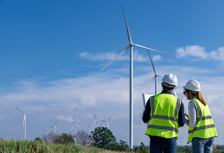 Praca techników na terenie farmy wiatrowej, fot. PSEW