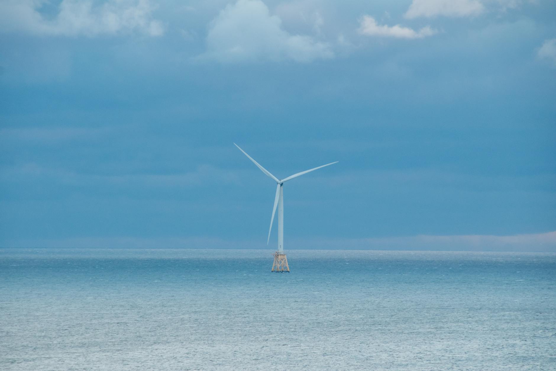Morska turbina wiatrowa, fot. Pexels