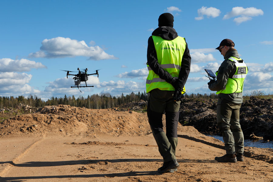 Testy systemu niezawodnej komunikacji z dronami opartego na antenach inteligentnych opracowanych w PG. W trakcie testów w Estonii użyto profesjonalnego zagłuszacza komunikacji tzw. jamming gun. REVOBEAM