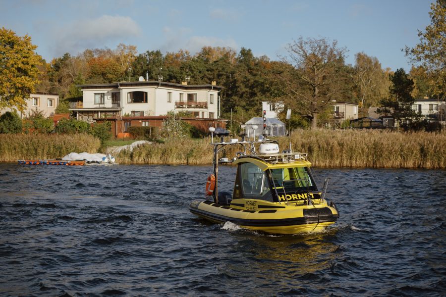 Technologie cyfryzacji jednostek pływających. Szkolenia dla członków Zachodniopomorskiego Klastra Morskiego „Hornet” — autonomiczna i bezzałogowa łódź Politechniki Gdańskiej. Fot. Bartosz Bańka/PG