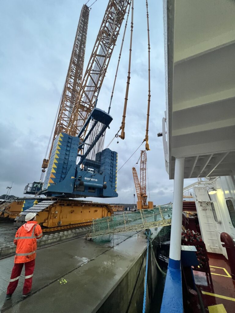 Rozładunek ciężkiego sprzętu dźwigowego niezbędnego do realizacji projektu Baltic Power w Roenne, fot. Blue Water Shipping/Erik Kristensen