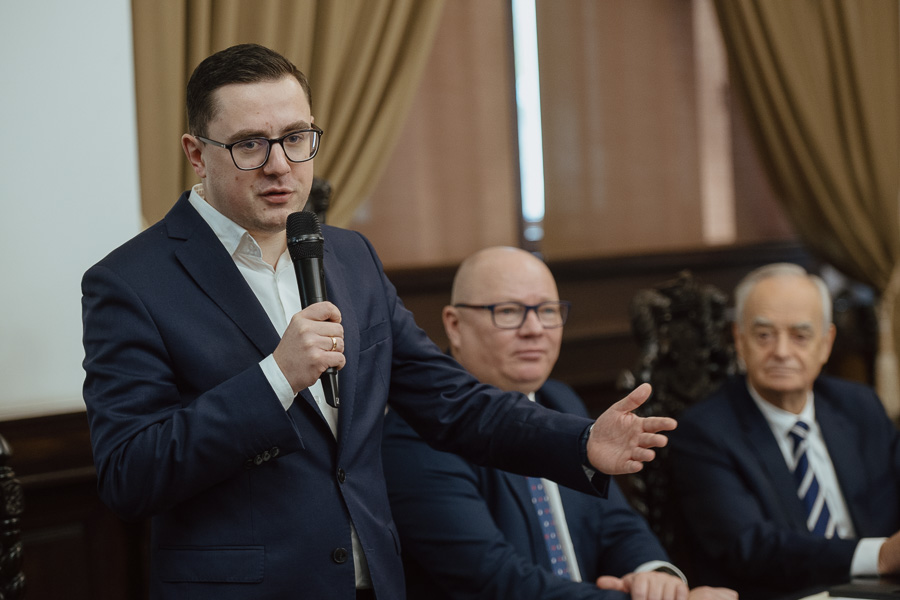 Na zdjęciu od lewej: Miłosz Motyka, podsekretarz stanu w Ministerstwie Klimatu i Środowiska, prof. Krzysztof Wilde, rektor PG, dr Zbigniew Canowiecki, prezydent Pracodawców Pomorza. Fot. Bartosz Bańka/PG