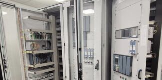 Postępują prace przy budowie SE Choczewo. Rozpoczyna się montaż kluczowych systemów zabezpieczeń Przygotowania do montażu pierwszej grupy szaf zabezpieczeń w budynku technologicznym SE Choczewo, fot. PSE