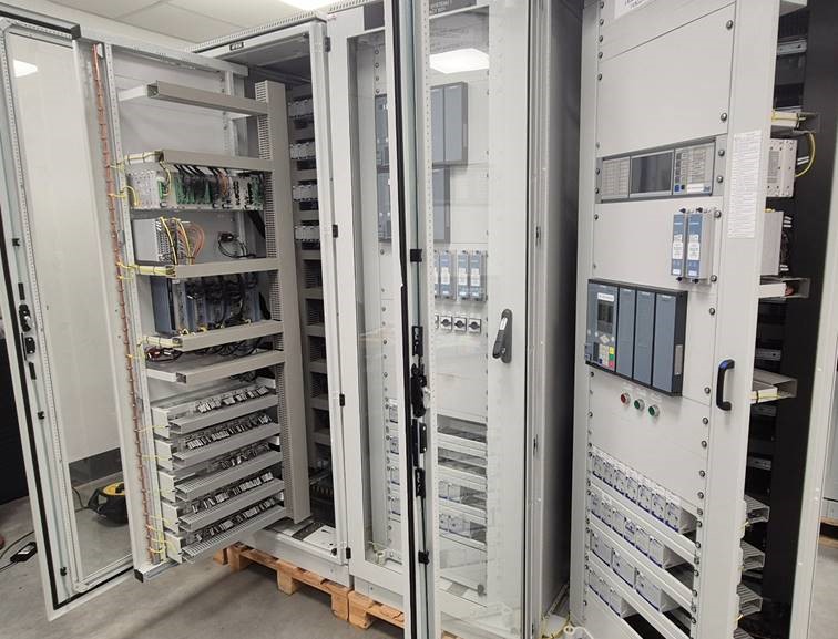 Przygotowania do montażu pierwszej grupy szaf zabezpieczeń w budynku technologicznym SE Choczewo, fot. PSE