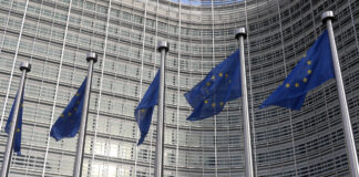 UE zaprezentuje Kompas Konkurencyjności. Celem wzmocnienie kluczowych sektorów technologicznych Flagi KE w Brukseli, fot. Liber Europe, Flicr