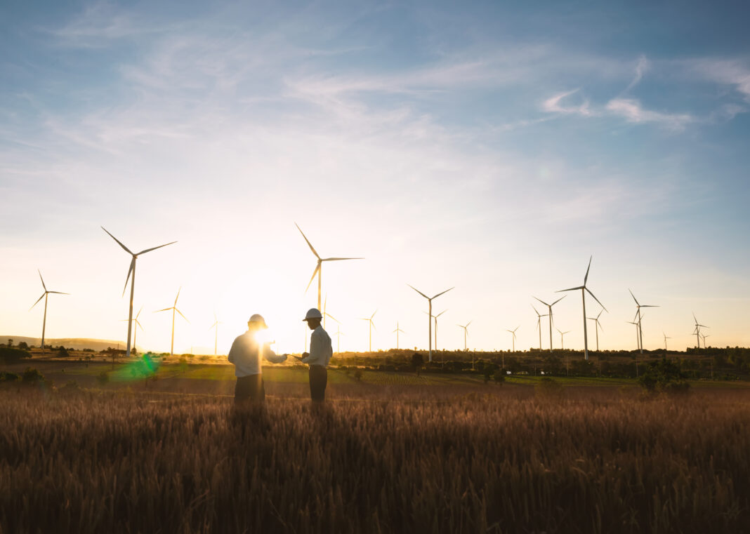 Lądowa farma wiatrowa, fot. Adobestock