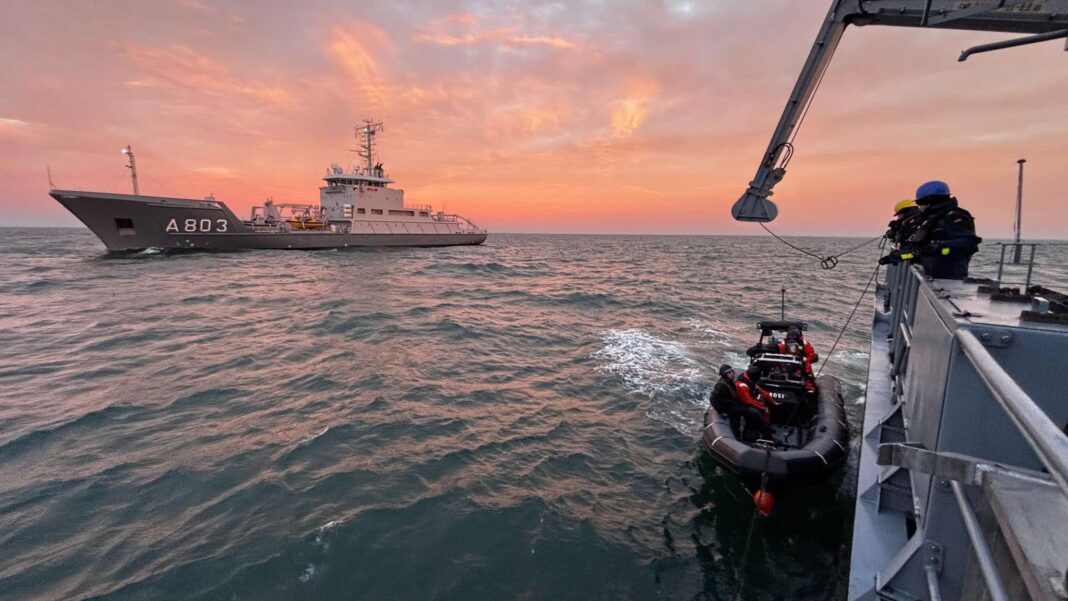 The crews of FGS Datteln and HNLMS Luymes demonstrate what makes NATO strong: teamwork, readiness, and constant training, fot. NATO