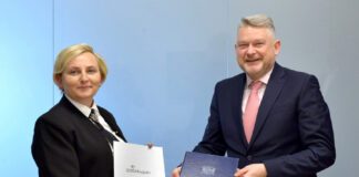 Polska opracowała nowe rodzaje konstrukcji do budowy linii wysokiego napięcia Prof. Justyna Kucińska-Lipka, prorektor PG ds. rozwoju oraz Cezary Lewandowski, prezes zarządu Orlen Projekt S.A. Fot Krzysztof Krzempek/PG