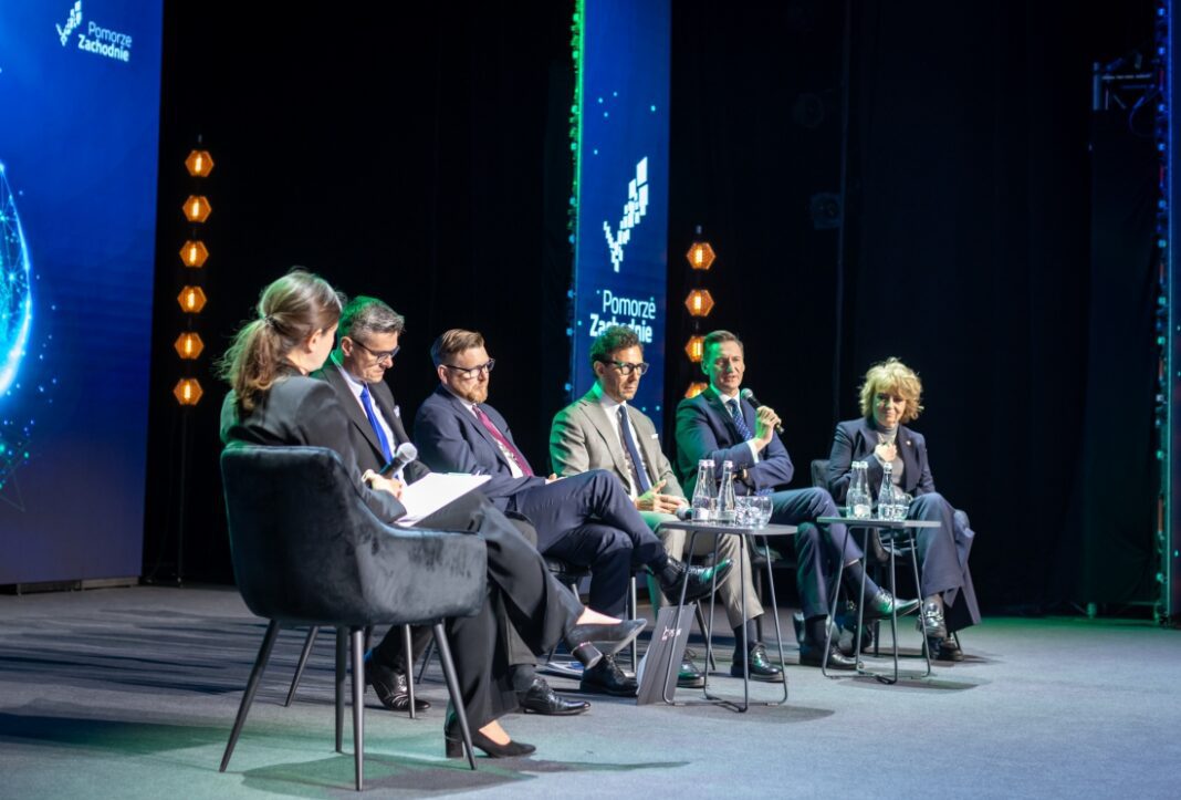 Uczestnicy jednego z paneli podczas Forum Ekologicznego zorganizowanego w Teatrze Polskim w Szczecinie