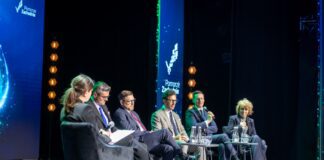 Historia energetyki wiatrowej w Polsce rozpoczęła się na Pomorzu Zachodnim Uczestnicy jednego z paneli podczas Forum Ekologicznego zorganizowanego w Teatrze Polskim w Szczecinie