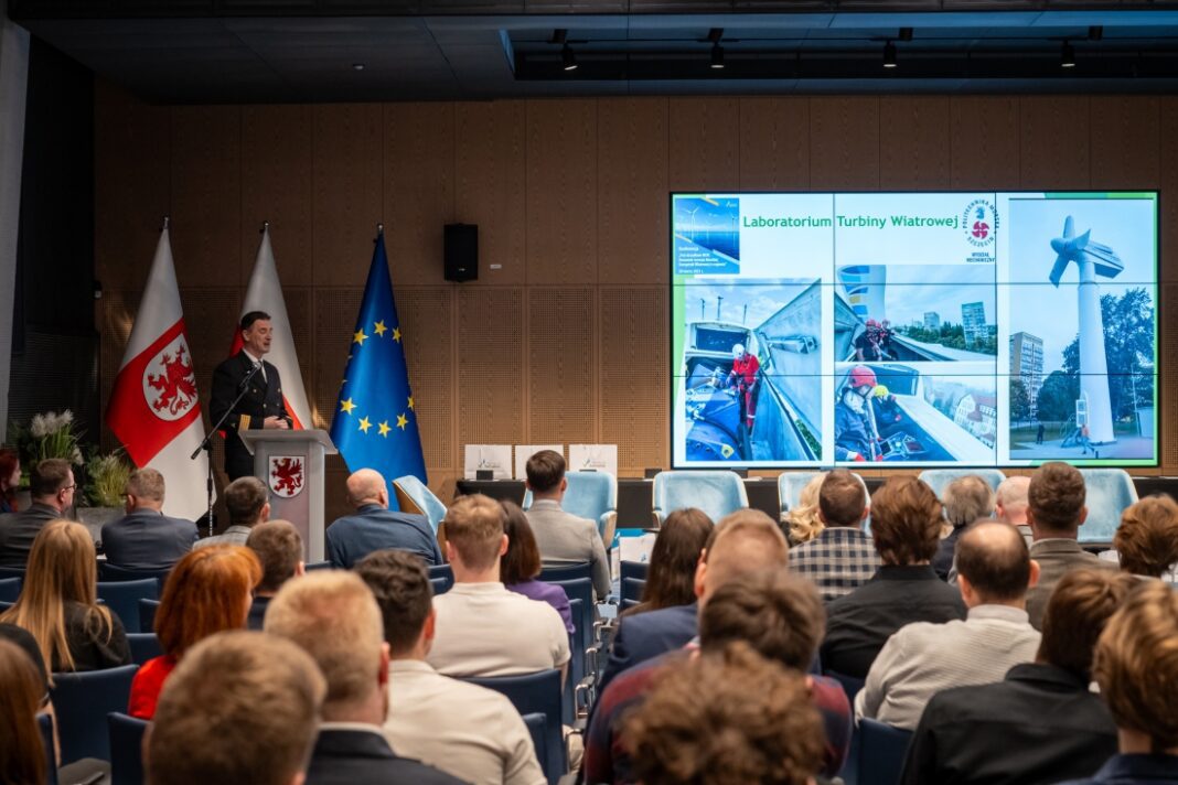 Prof. Jan Drzewieniecki z Politechniki Morskiej zwrócił uwagę na potrzeby kształcenia kadr w zakresie odnawialnych źródeł energii czy morskiej energetyki wiatrowej, fot. WZP