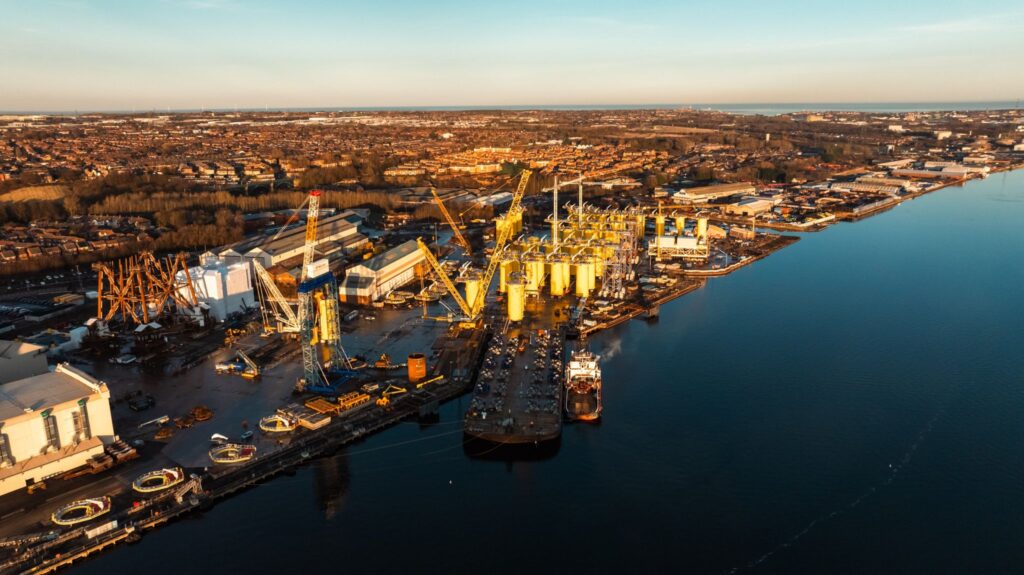 Załadunek pierwszych elementów przejściowych w porcie w Newcastle, gotowych do zainstalowania na terenie morskiej farmy wiatrowej Baltic Power, fot. Orlen/Northland Power