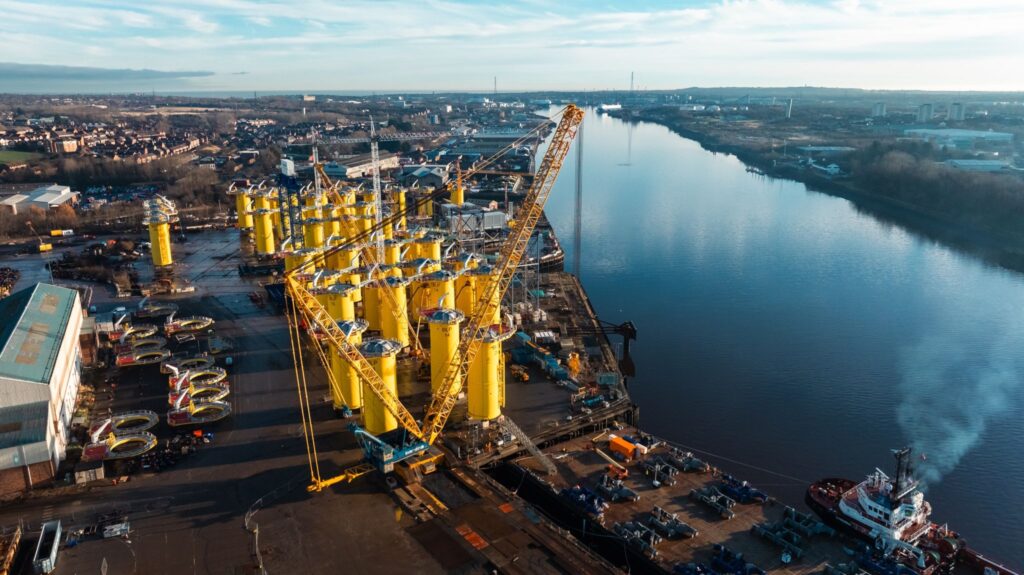 Załadunek pierwszych elementów przejściowych w porcie w Newcastle, gotowych do zainstalowania na terenie morskiej farmy wiatrowej Baltic Power, fot. Orlen/Northland Power