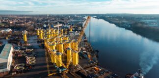 Trwa budowa Baltic Power. Ruszył załadunek pierwszych elementów przejściowych Załadunek pierwszych elementów przejściowych w porcie w Newcastle, gotowych do zainstalowania na terenie morskiej farmy wiatrowej Baltic Power, fot. Orlen/Northland Power