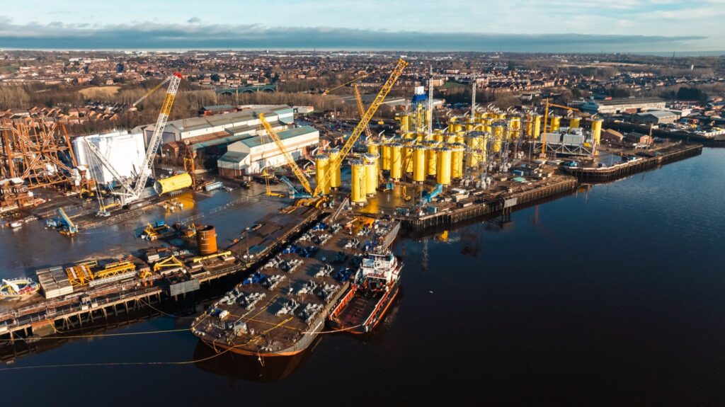 Załadunek pierwszych elementów przejściowych w porcie w Newcastle, gotowych do zainstalowania na terenie morskiej farmy wiatrowej Baltic Power, fot. Orlen/Northland Power