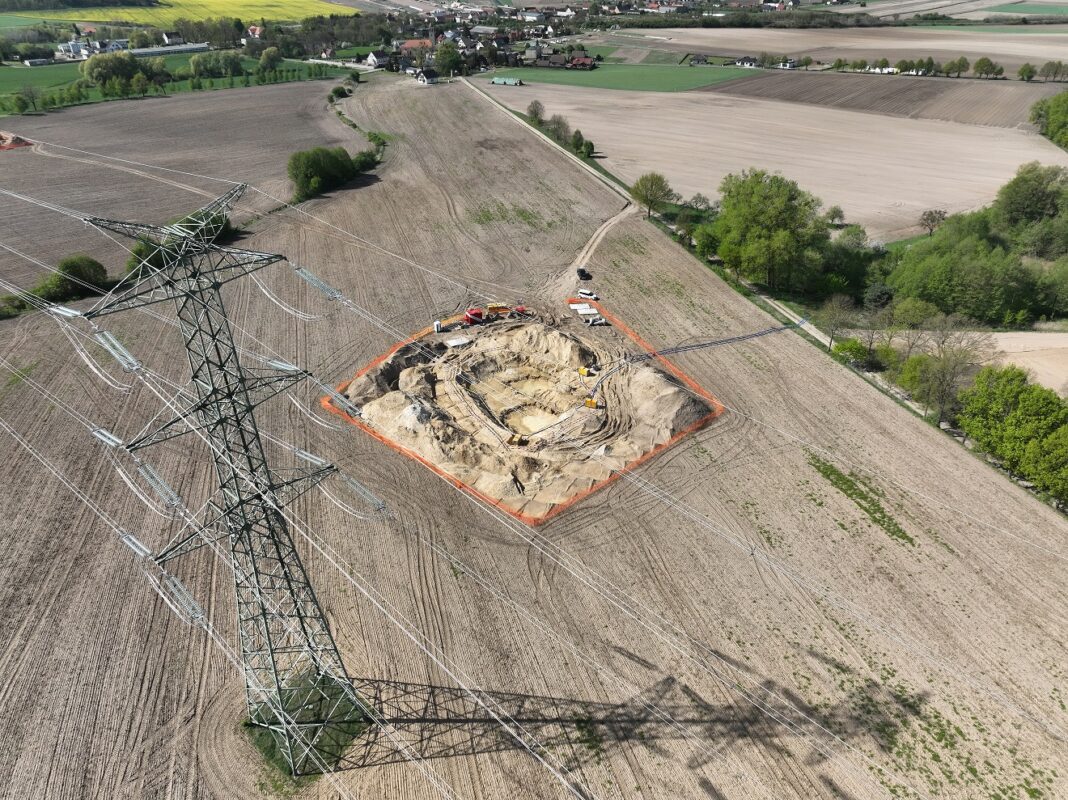 Prace przy budowie fundamentów pod konstrukcje słupowe na linii 400 kV relacji Dunowo – Żydowo Kierzkowo – Piła Krzewina, fot. PSE Prace przy budowie fundamentów pod konstrukcje słupowe na linii 400 kV relacji Dunowo – Żydowo Kierzkowo – Piła Krzewina, fot. PSE