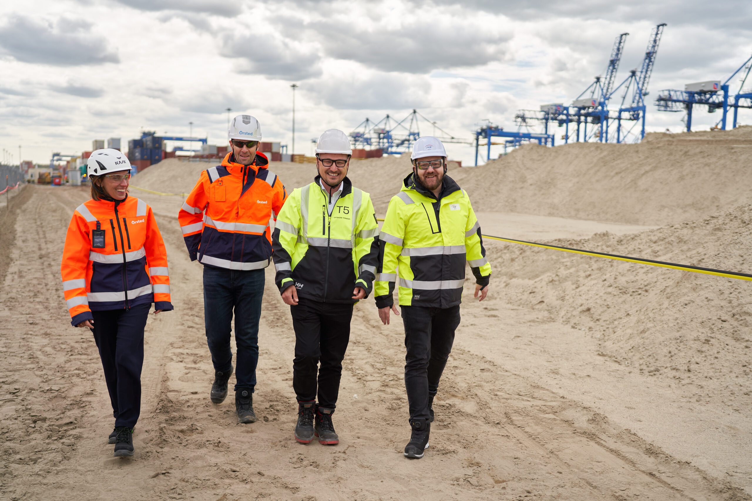 Przedstawiciele PGE i Ørsted wizytują budowę terminala T5 w Gdańsku. To kluczowa inwestycja dla offshore wind (WIDEO)