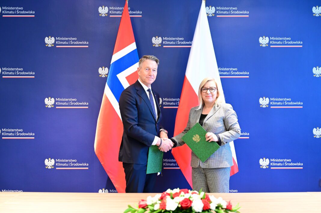 Ministra klimatu i środowiska Paulina Hennig-Kloska i minister energii Norwegii Terje Aasland podczas uroczystości podpisania deklaracji ws. polsko-norweskiej współpracy energetycznej, fot. MKiS