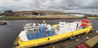 Pierwsza na świecie platforma do produkcji syntetycznych paliw na morzu rozpoczyna testy Pływająca platforma z modułowym systemem kontenerowym do morskiej produkcji paliw syntetycznych z energii wiatru, wody morskiej i powietrza atmosferycznego, fot. H2Mare