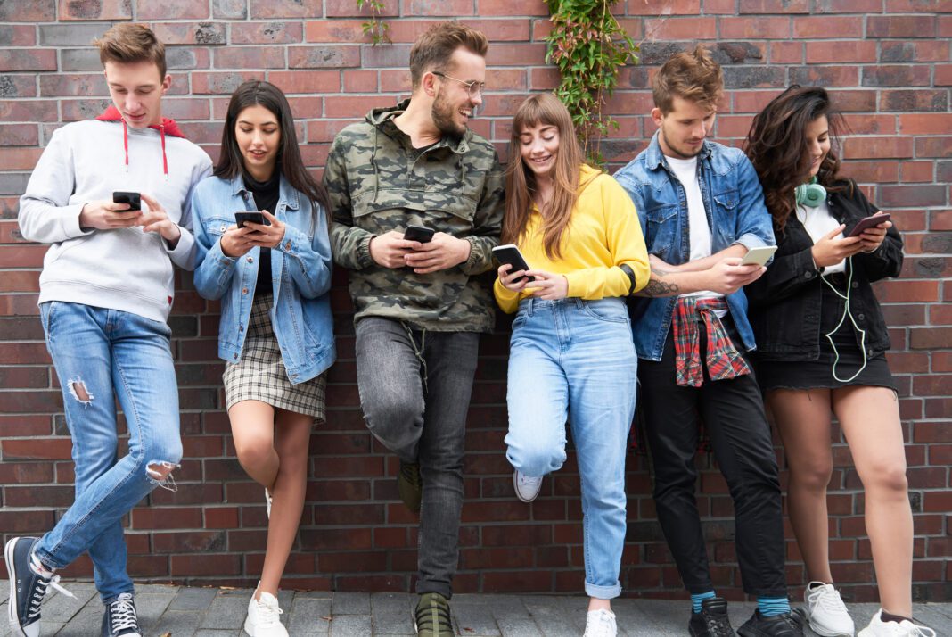 Group of young people looking at their mobile phone, młodzież, kadry