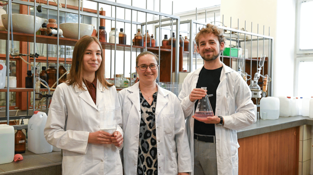 Dr inż. Ewa Iwanek oraz jej dyplomanci: Monika Datko i Alexander Mussmannfot, fot. Politechnika Warszawska