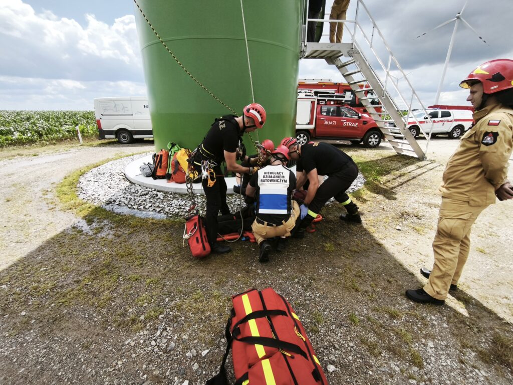 Ćwiczenia zgrywające JRG Żuromin, SGRW Warszawa 7 oraz Płock 7 na obiekcie turbiny wiatrowej Polenergii w gm. Żuromin, fot. st. kpt. Tomasz Welenc – KP PSP Żuromin