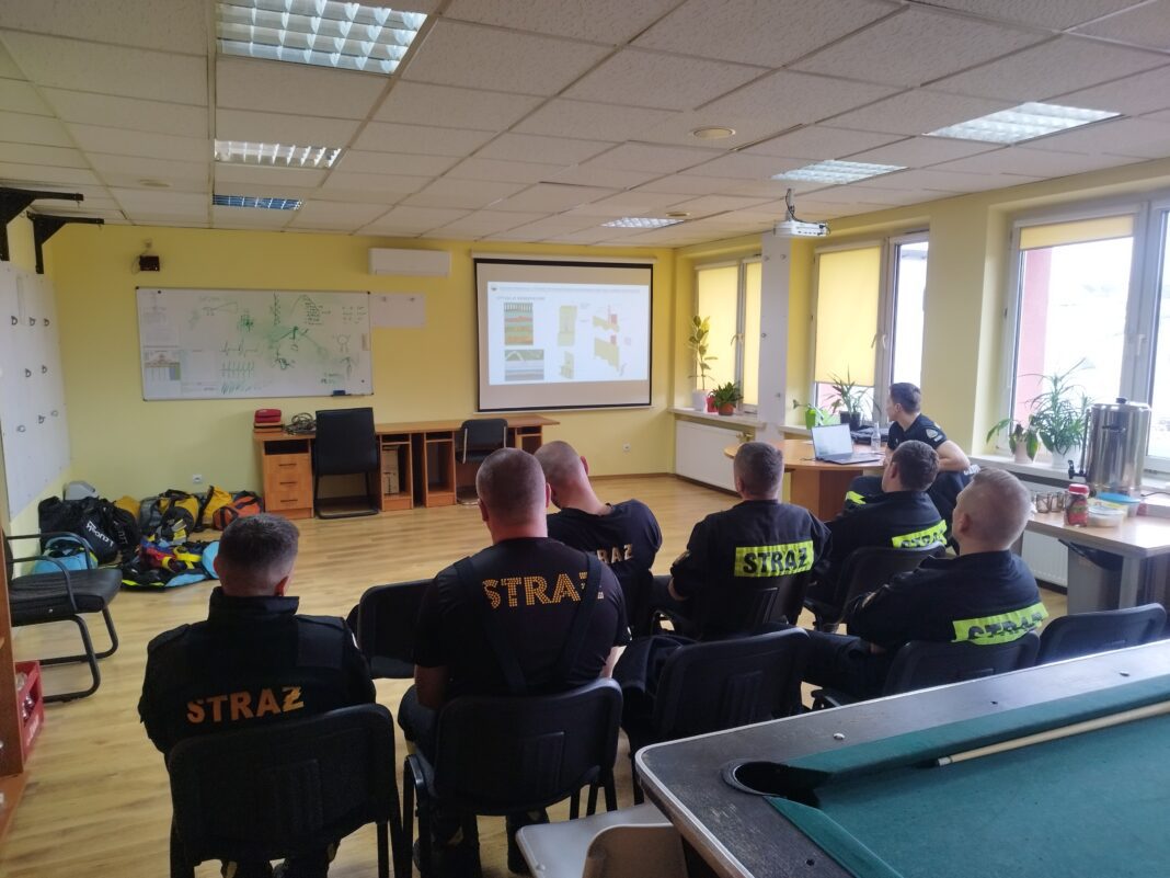 Specjalistyczna Grupa Ratownictwa Wysokościowego doskonali techniki ewakuacyjne w infrastrukturze energetycznej, fot. Archiwum JRG 1