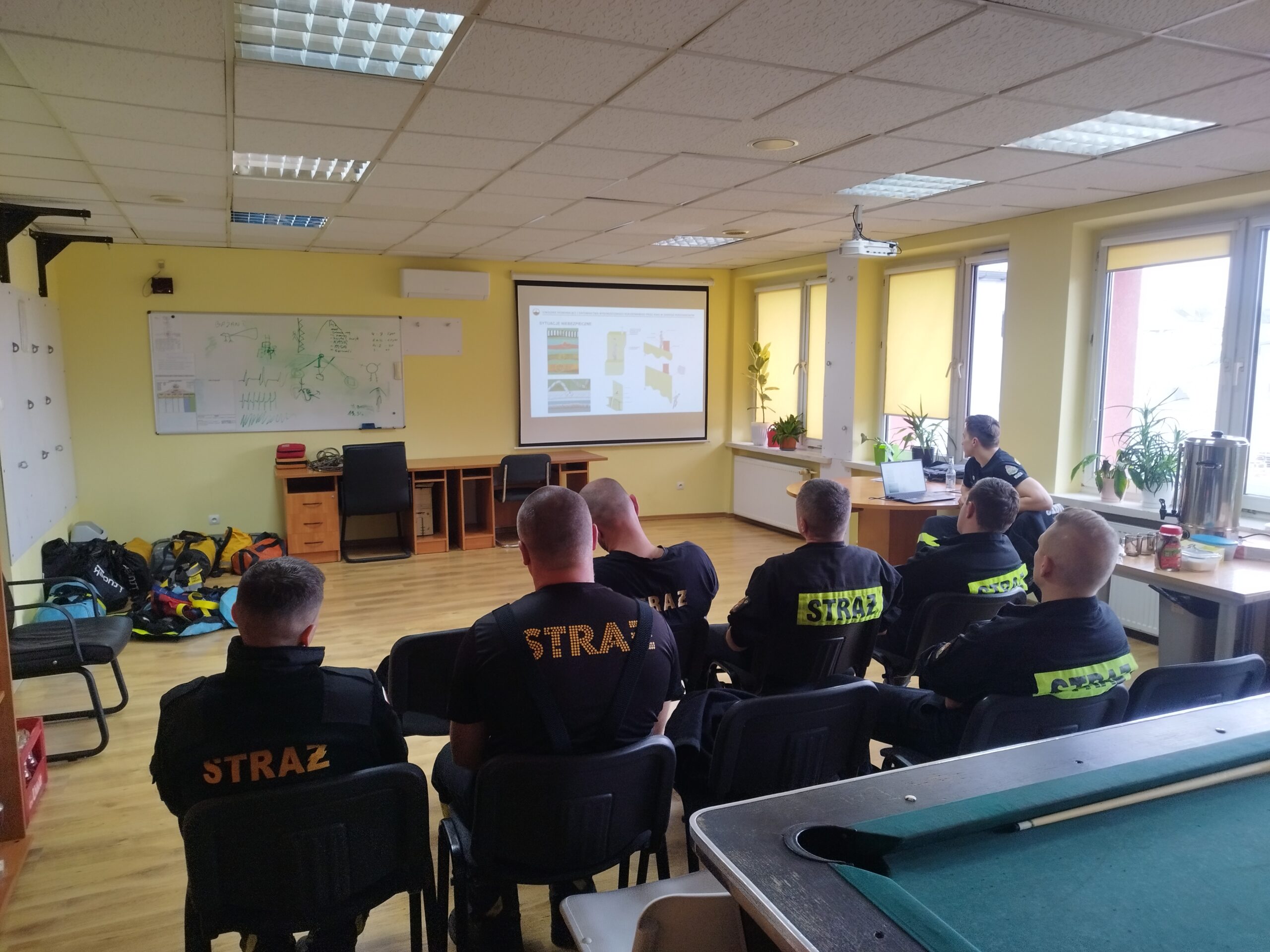 Specjalistyczna Grupa Ratownictwa Wysokościowego doskonali techniki ewakuacyjne w infrastrukturze energetycznej, fot. Archiwum JRG 1