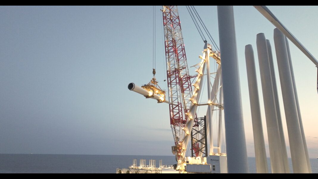 Instalacja łopat nadających się do recyklingu na Sofia Offshore Wind Farm, UK 2025, fot. RWE