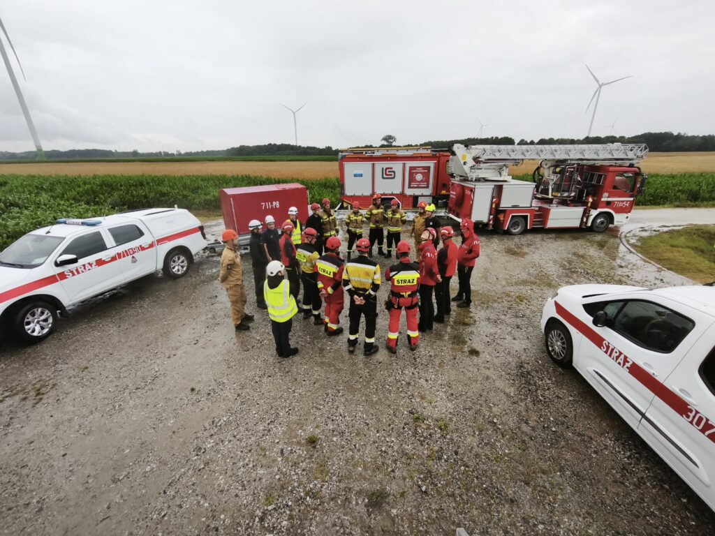 Ćwiczenia zgrywające JRG Żuromin, SGRW Warszawa 7 oraz Płock 7 na obiekcie turbiny wiatrowej Polenergii w gm. Żuromin, fot. st. kpt. Tomasz Welenc – KP PSP Żuromin