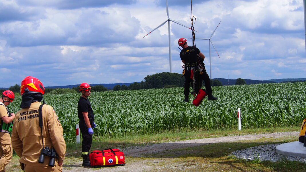 Ćwiczenia zgrywające JRG Żuromin, SGRW Warszawa 7 oraz Płock 7 na obiekcie turbiny wiatrowej Polenergii w gm. Żuromin, fot. st. kpt. Tomasz Welenc – KP PSP Żuromin