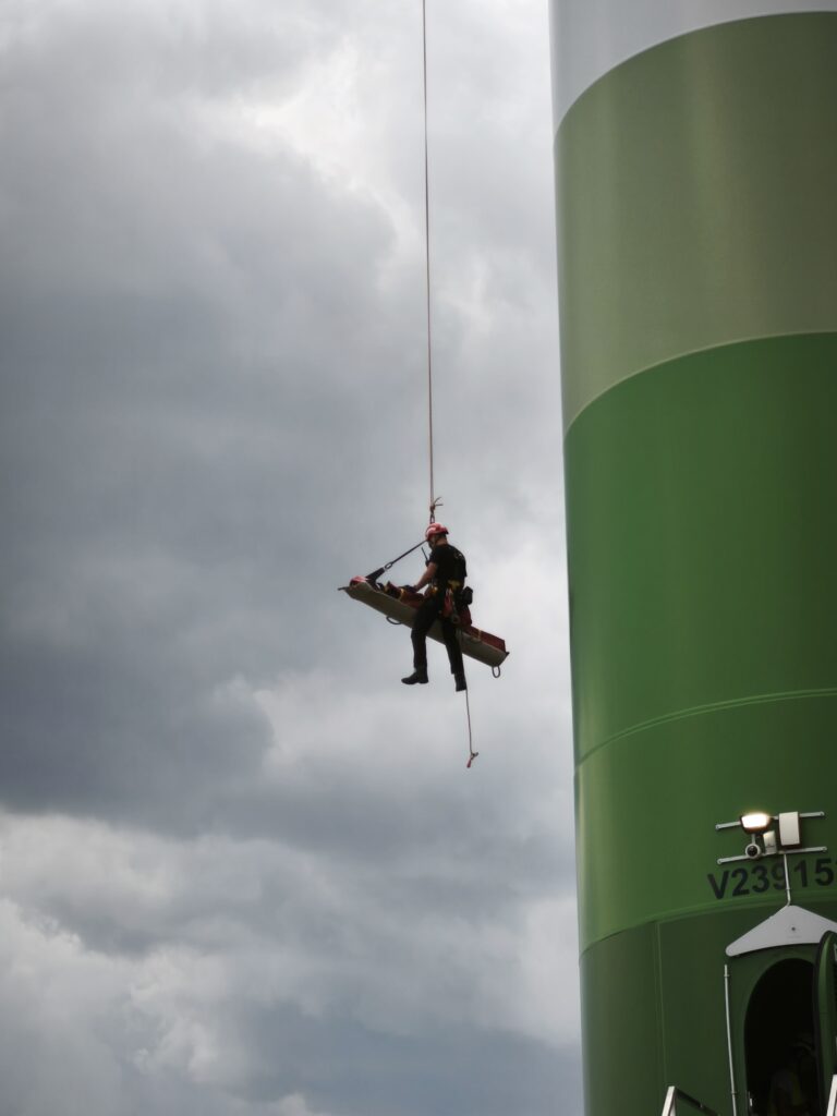 Ćwiczenia zgrywające JRG Żuromin, SGRW Warszawa 7 oraz Płock 7 na obiekcie turbiny wiatrowej Polenergii w gm. Żuromin, fot. st. kpt. Tomasz Welenc – KP PSP Żuromin