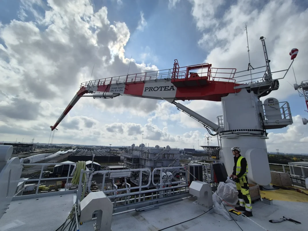 Żurawie Knuckle Boom dla MFW Baltic Power,fot. Protea