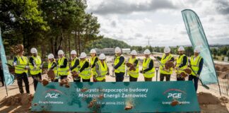 PGE buduje gigantyczny magazyn baterii o mocy 262 MW. Instalacja wspomoże farmy wiatrowe na Bałtyku PGE oficjalnie rozpoczęła prace przy budowie bateryjnego Magazynu Energii Elektrycznej Żarnowiec, fot. Grupa PGE