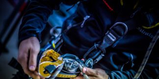 Bezpieczeństwo na wysokości i pod ziemią. Jak różni się podejście do PPE w branży wiatrowej i górniczej? fot. Windhunter_academy