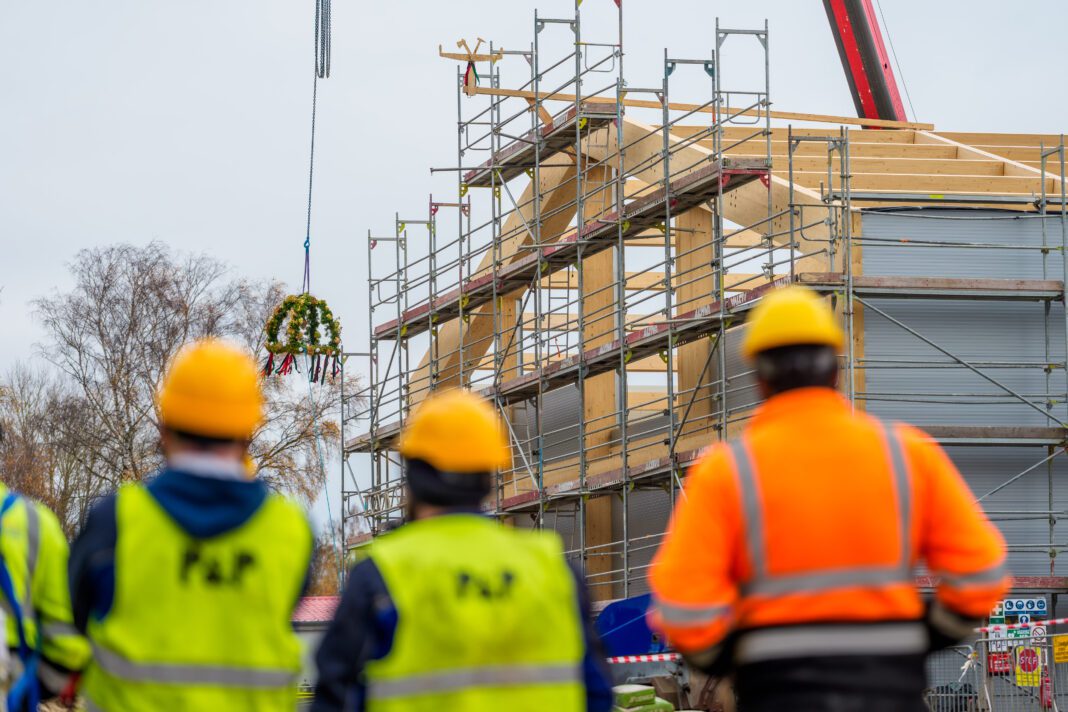 Symboliczny moment w Łebie – zawieszenie wiechy na bazie operacyjno-serwisowej Equinor