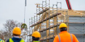 Symboliczny moment w Łebie. Inwestorzy zawiesili wiechę na bazie operacyjnej dla farm Bałtyk Symboliczny moment w Łebie – zawieszenie wiechy na bazie operacyjno-serwisowej Equinor