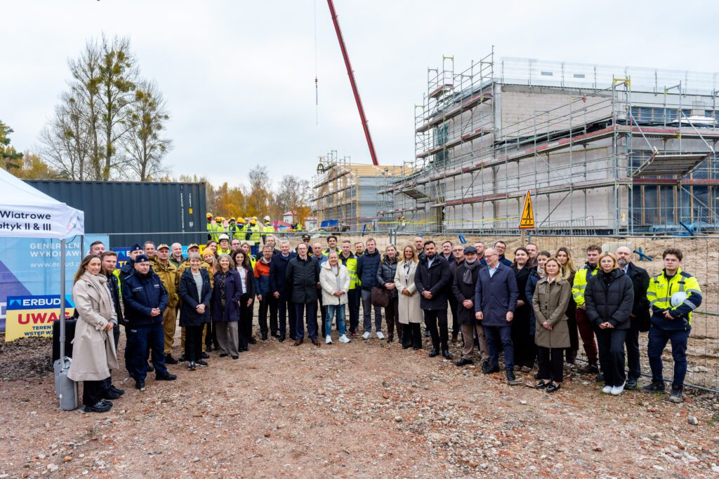 Symboliczny moment w Łebie – zawieszenie wiechy na bazie operacyjno-serwisowej Equinor